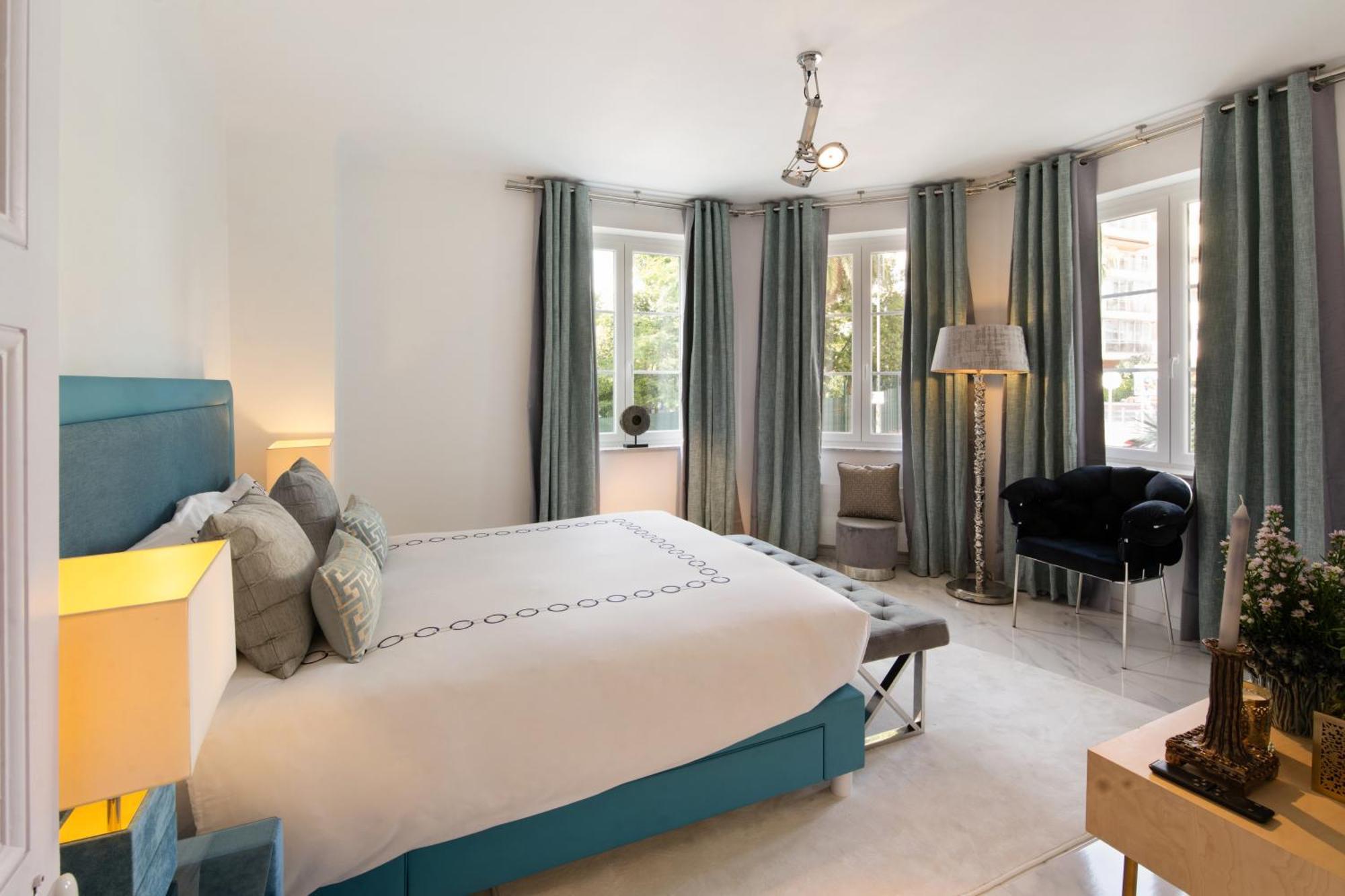 - - Sleeps 5 - Seaside *