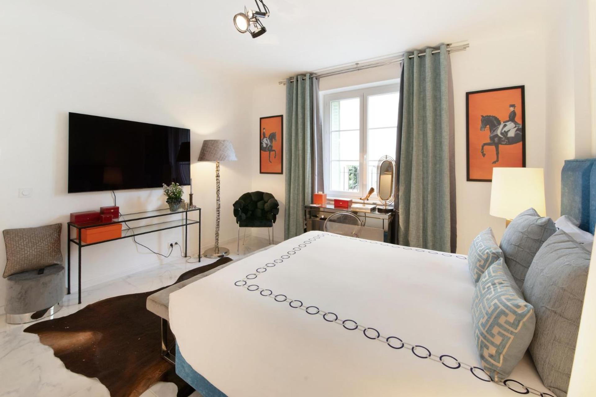 - - Sleeps 5 - Seaside Apartment